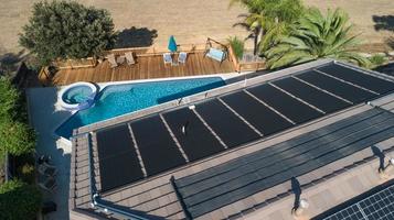 panneaux solaires thermiques installés sur le toit d'une grande maison photo