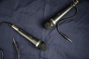 paire de microphones sur la table