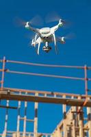 drone quadcopter volant et inspectant le chantier de construction photo