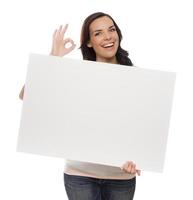 femme métisse souriante tenant une pancarte blanche sur blanc photo