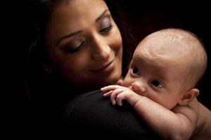 jolie femme ethnique avec son bébé nouveau-né photo