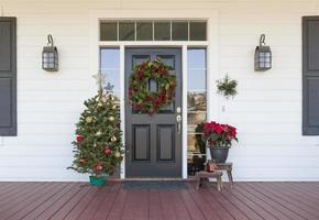 décorations de noël à la porte d'entrée de la maison photo