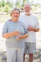 Heureux couple de personnes âgées en bonne santé avec des bouteilles d'eau photo