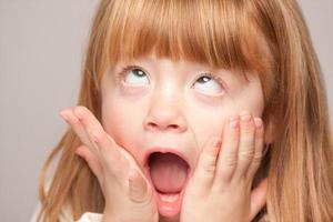 portrait d'une adorable fille aux cheveux rouges photo