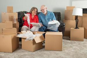 Senior adult couple emballant ou déballant des cartons de déménagement photo