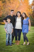 portrait de famille hispanique attrayant dans un cadre extérieur coloré d'automne photo