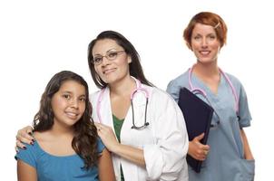 femme médecin hispanique avec enfant patient et collègue derrière photo