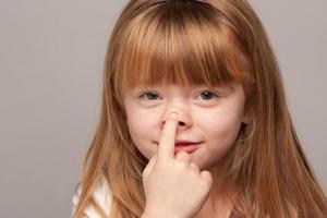 portrait d'une adorable fille aux cheveux rouges photo