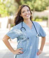 fier jeune femme adulte médecin ou infirmière portrait à l'extérieur photo