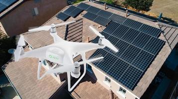 drone uav inspectant des panneaux solaires sur une grande maison photo