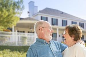 heureux couple de personnes âgées dans la cour avant de la maison photo