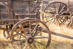 abstrait de wagons et de roues en bois antiques vintage. photo