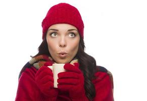 femme de race mixte portant des mitaines tient une tasse ressemble à côté photo