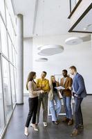 équipe créative travaillant ensemble dans le bureau moderne photo