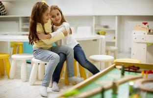 deux meilleures amies ensemble dans la salle de jeux de la crèche photo