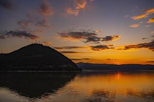 coucher de soleil sur les gorges du danube à djerdap en serbie photo