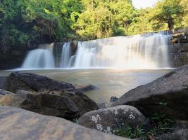 paysage sri dit cascade est une petite cascade boisée à un niveau avec la lumière du soleil à khao kho, province de phetchabun, thaïlande. photo