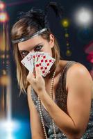 femme jouant au poker avec balance photo