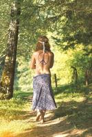 jolie fille hippie libre. paix. body painting - effet photo effet vintage