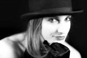 portrait en noir et blanc femme blonde avec chapeau melon photo