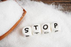 stop, sucre granulé sucré avec texte, prévention du diabète, régime alimentaire et perte de poids pour une bonne santé. photo