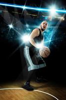 joueur de basket-ball lance une balle dans le jeu photo