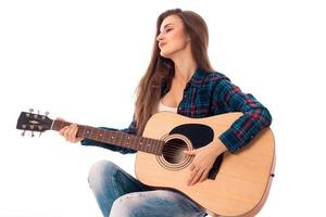 fille de beauté avec guitare dans les mains photo