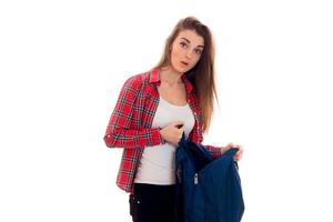 Jeune fille étudiante surprise avec sac à dos posant isolé sur fond blanc en studio photo