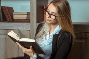 belle femme avec un livre photo