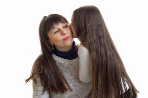 petite fille embrassant sa mère sur la joue photo