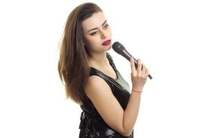 jeune femme en robe noire avec microphone photo