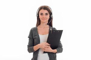 jolie jeune fille a l'air bien debout avec un casque et tenant une tablette pour les titres photo