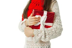 femme en pull chaud et écharpe rouge photo