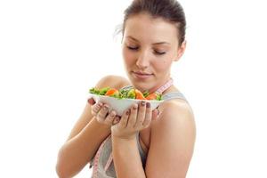 portrait d'une belle jeune femme avec des aliments diététiques dans une assiette photo