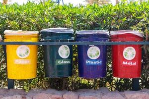 vieux bacs de recyclage colorés dans le parc. urnes pour la collecte séparée des ordures photo