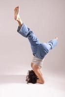 portrait d'une belle jeune femme avec un corps athlétique flexible faisant des étirements de jambe. isolée photo