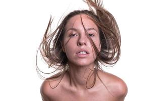 portrait d'une belle femme aux cheveux longs. jeune mannequin brune avec de beaux cheveux - isolé sur fond blanc. jeune fille aux cheveux au vent. photo