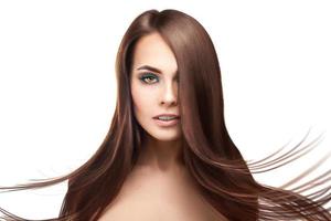 Jolie femme brune sérieuse avec maquillage et coiffure droite parfaite sur fond blanc photo
