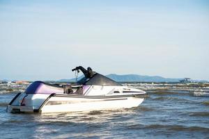 jet ski stationné sur la mer photo