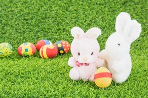 jouet de lapin de pâques et oeufs de pâques photo