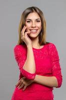 fille en robe rouge posant et souriant photo