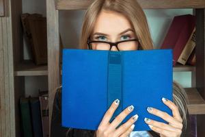 une fille avec de beaux yeux et un livre dans ses mains photo