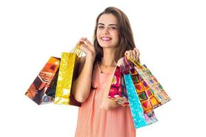 jeune fille mignonne garde à deux mains des sacs à provisions photo