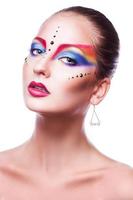 femme adulte voluptueuse avec maquillage multicolore isolé sur blanc photo