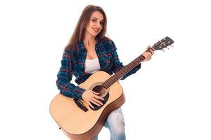 belle fille avec guitare dans les mains photo