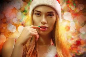 jolie fille avec des taches de rousseur sur le visage en bonnet de noel. ambiance de noël photo