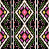 belle broderie tricotée thaïlandaise colorée. motif oriental ethnique géométrique traditionnel sur fond noir, culture moderne de modèle de luxe thaïlandais avec chemin de détourage, photo