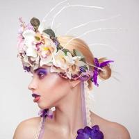 portrait carré de beauté jeune femme avec une couronne sur la tête photo