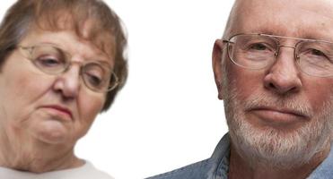 couple de personnes âgées mélancolique sur blanc photo