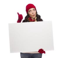 une fille excitée tient une pancarte blanche et donne le geste du pouce levé photo